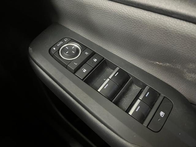 プリウス Z Z_純正ナビ/フルセグTV/パノラミックビューモニター/bluetooth_パノラマルーフ パワーバックドア ステアリングスイッチ パワーシート 純正アルミホイール スマートキー ETC2.0(20枚目)