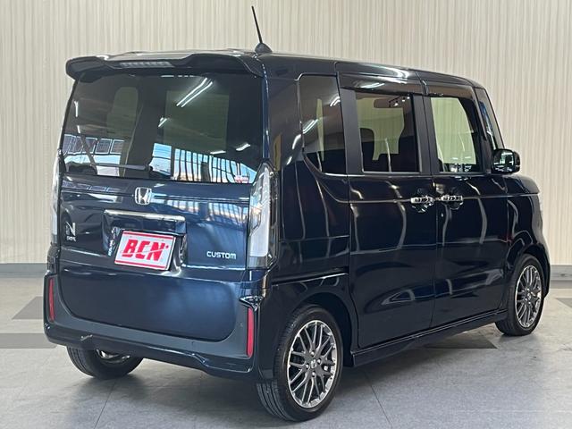 N-BOXカスタム ターボ カスタムターボ_両側パワースライドドア_シートヒーター_ハーフレザー ステアリングスイッチ スマートキー 電動格納ミラー 純正アルミホイール ベンチシート シートバックテーブル LEDヘッドライト(5枚目)