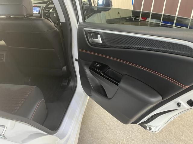 当店は大規模『４００台』の中古車を展示中！更に当社全店２４店舗の総台数はなんと・・１００００台！ご要望のお車がお探しできる自信があります！そして取り寄せも可能ですのでまずは御来店お待ちしております！