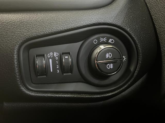 ジープ・レネゲード ロンジチュード ロンジチュード_純正ディスプレイオーディオ/バックカメラ クルーズコントロール ルーフレール 純正アルミホイール ETC トノカバー スマートキー フォグランプ ステアリングスイッチ(20枚目)