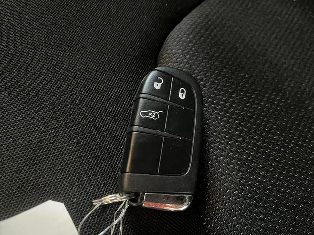 ジープ・レネゲード ロンジチュード ロンジチュード_純正ディスプレイオーディオ/バックカメラ クルーズコントロール ルーフレール 純正アルミホイール ETC トノカバー スマートキー フォグランプ ステアリングスイッチ(34枚目)