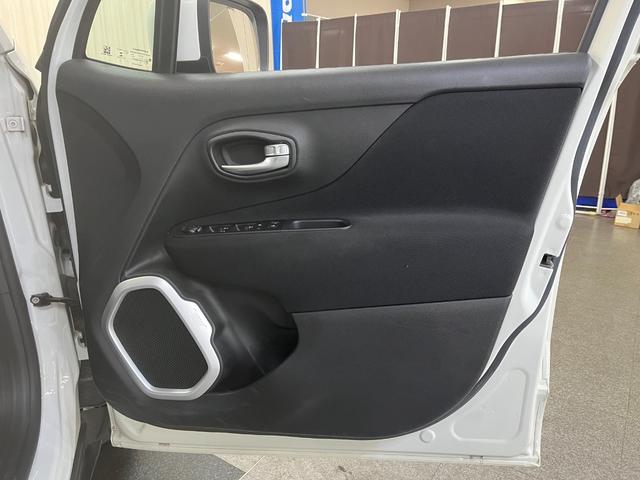 ジープ・レネゲード ロンジチュード ロンジチュード_純正ディスプレイオーディオ/バックカメラ クルーズコントロール ルーフレール 純正アルミホイール ETC トノカバー スマートキー フォグランプ ステアリングスイッチ(37枚目)