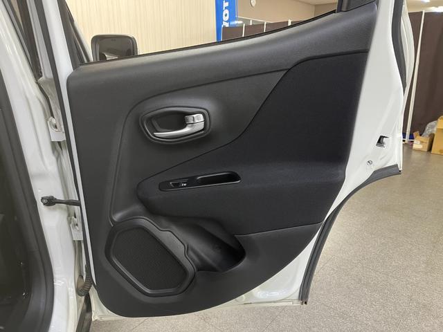 ジープ・レネゲード ロンジチュード ロンジチュード_純正ディスプレイオーディオ/バックカメラ クルーズコントロール ルーフレール 純正アルミホイール ETC トノカバー スマートキー フォグランプ ステアリングスイッチ(39枚目)