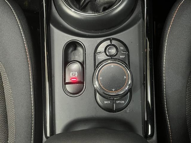 ＭＩＮＩ クーパー　クラブマン　クラブマン＿クーパー５ドア＿ＨＩＤライト＿ナビＵＳＣＧ　フォグランプ　スマートキー　純正アルミホイール　ＥＴＣ　電動格納ミラー　オートライト　ステアリングスイッチ　純正ＨＤＤナビ／バックカメラ（30枚目）