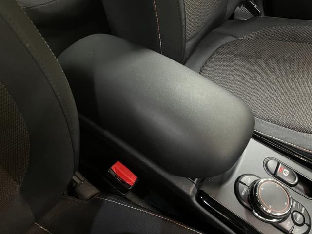 ＭＩＮＩ クーパー　クラブマン　クラブマン＿クーパー５ドア＿ＨＩＤライト＿ナビＵＳＣＧ　フォグランプ　スマートキー　純正アルミホイール　ＥＴＣ　電動格納ミラー　オートライト　ステアリングスイッチ　純正ＨＤＤナビ／バックカメラ（31枚目）