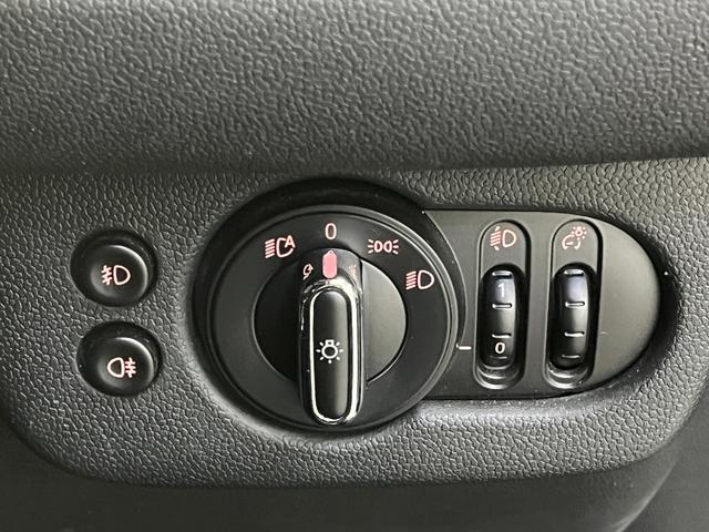 ＭＩＮＩ クーパー　クラブマン　クラブマン＿クーパー５ドア＿ＨＩＤライト＿ナビＵＳＣＧ　フォグランプ　スマートキー　純正アルミホイール　ＥＴＣ　電動格納ミラー　オートライト　ステアリングスイッチ　純正ＨＤＤナビ／バックカメラ（37枚目）