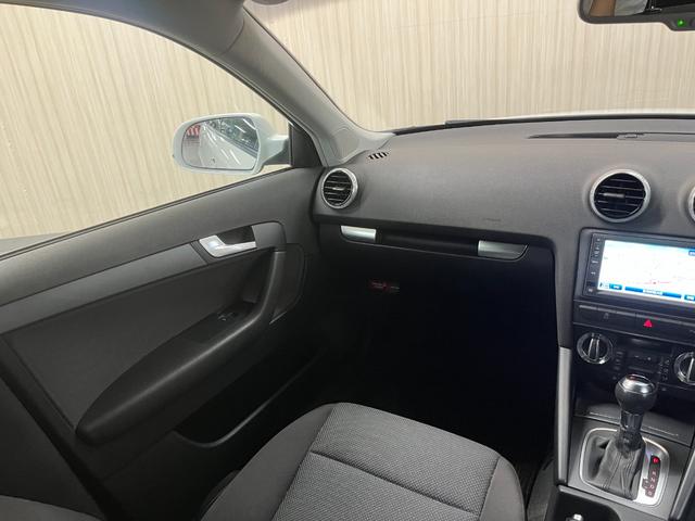 Ａ３ 　Ａ３スポーツバック　純正アルミホイール　フォグランプ　オートライト　純正ナビ／／フルセグＴＶ／バックカメラ／ＣＤ　ＨＩＤヘッドライト　ステアリングスイッチ　キーレスエントリー（12枚目）