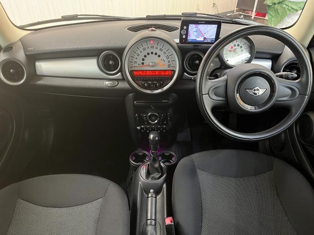 ＭＩＮＩ 　クーパークラブマン＿社外１８インチアルミ＿ドライブレコーダー　ＥＴＣ　社外ポータブルナビ／ワンセグＴＶ　ＨＩＤヘッドライト　フォグランプ　プッシュスタート　スマートキー　オートエアコン（9枚目）