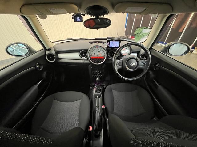 ＭＩＮＩ 　クーパークラブマン＿社外１８インチアルミ＿ドライブレコーダー　ＥＴＣ　社外ポータブルナビ／ワンセグＴＶ　ＨＩＤヘッドライト　フォグランプ　プッシュスタート　スマートキー　オートエアコン（10枚目）