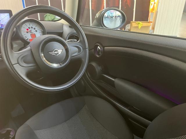 ＭＩＮＩ 　クーパークラブマン＿社外１８インチアルミ＿ドライブレコーダー　ＥＴＣ　社外ポータブルナビ／ワンセグＴＶ　ＨＩＤヘッドライト　フォグランプ　プッシュスタート　スマートキー　オートエアコン（12枚目）