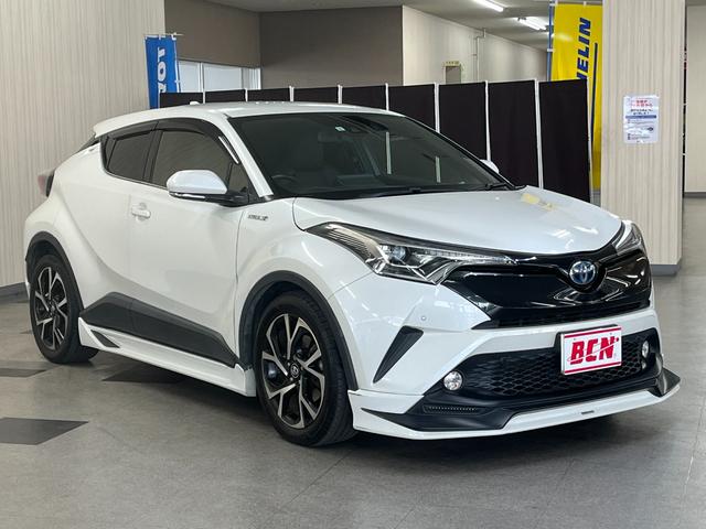 Ｃ－ＨＲ Ｇ　Ｇハイブリッド　ＴＲＤエアロ　ハーフレザーシート　スマートキー　ドライブレコーダー　ＥＴＣ　ステアリングスイッチ　クルーズコントロール　純正ナビ／バックカメラ　純正アルミ　ＬＥＤヘッドライト（3枚目）