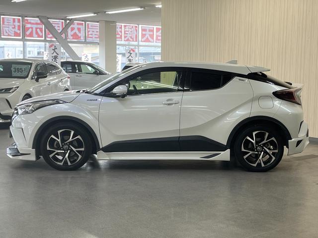 Ｃ－ＨＲ Ｇ　Ｇハイブリッド　ＴＲＤエアロ　ハーフレザーシート　スマートキー　ドライブレコーダー　ＥＴＣ　ステアリングスイッチ　クルーズコントロール　純正ナビ／バックカメラ　純正アルミ　ＬＥＤヘッドライト（4枚目）