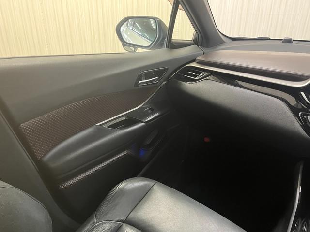 Ｃ－ＨＲ Ｇ　Ｇハイブリッド　ＴＲＤエアロ　ハーフレザーシート　スマートキー　ドライブレコーダー　ＥＴＣ　ステアリングスイッチ　クルーズコントロール　純正ナビ／バックカメラ　純正アルミ　ＬＥＤヘッドライト（11枚目）