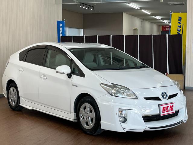 プリウス Ｇ　Ｇ＿エアロパーツ＿純正ＨＤＤナビ／バックモニター／ＣＤ＿ビルトインＥＴＣ　ステアリングスイッチ　オートライト　スマートキー　純正アルミホイール　電動格納ミラー　トノカバー（3枚目）