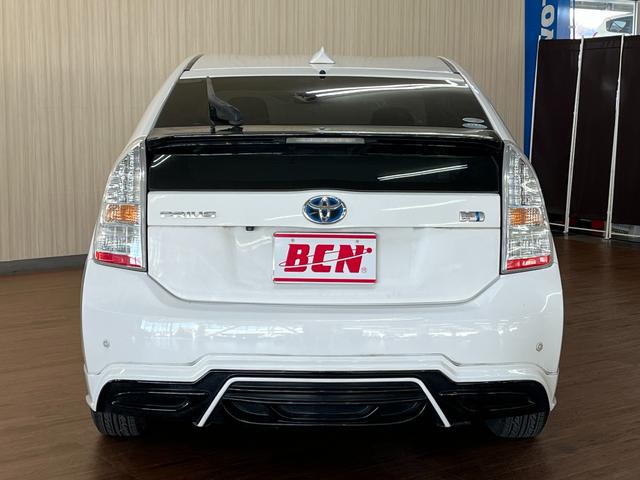 プリウス Ｇ　Ｇ＿エアロパーツ＿純正ＨＤＤナビ／バックモニター／ＣＤ＿ビルトインＥＴＣ　ステアリングスイッチ　オートライト　スマートキー　純正アルミホイール　電動格納ミラー　トノカバー（6枚目）