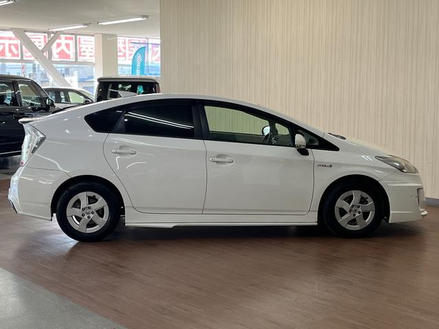 プリウス Ｇ　Ｇ＿エアロパーツ＿純正ＨＤＤナビ／バックモニター／ＣＤ＿ビルトインＥＴＣ　ステアリングスイッチ　オートライト　スマートキー　純正アルミホイール　電動格納ミラー　トノカバー（8枚目）