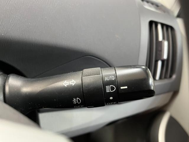 プリウス Ｇ　Ｇ＿エアロパーツ＿純正ＨＤＤナビ／バックモニター／ＣＤ＿ビルトインＥＴＣ　ステアリングスイッチ　オートライト　スマートキー　純正アルミホイール　電動格納ミラー　トノカバー（17枚目）