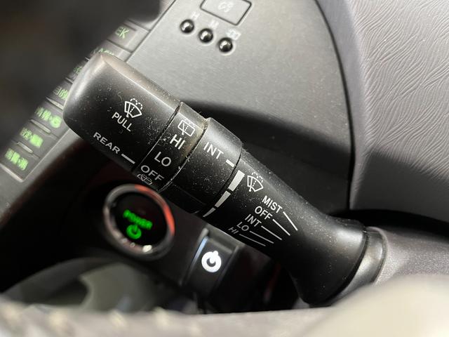 プリウス Ｇ　Ｇ＿エアロパーツ＿純正ＨＤＤナビ／バックモニター／ＣＤ＿ビルトインＥＴＣ　ステアリングスイッチ　オートライト　スマートキー　純正アルミホイール　電動格納ミラー　トノカバー（18枚目）