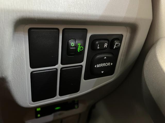 プリウス Ｇ　Ｇ＿エアロパーツ＿純正ＨＤＤナビ／バックモニター／ＣＤ＿ビルトインＥＴＣ　ステアリングスイッチ　オートライト　スマートキー　純正アルミホイール　電動格納ミラー　トノカバー（20枚目）