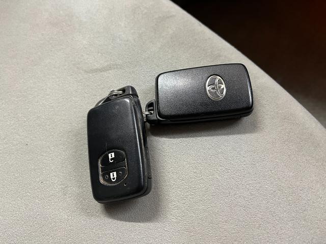 プリウス Ｇ　Ｇ＿エアロパーツ＿純正ＨＤＤナビ／バックモニター／ＣＤ＿ビルトインＥＴＣ　ステアリングスイッチ　オートライト　スマートキー　純正アルミホイール　電動格納ミラー　トノカバー（28枚目）