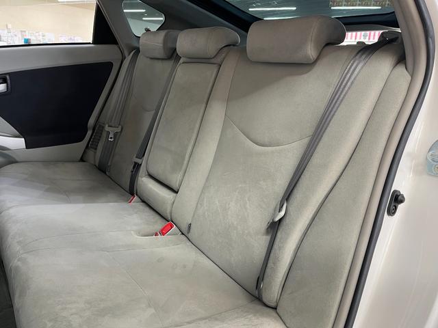 プリウス Ｇ　Ｇ＿エアロパーツ＿純正ＨＤＤナビ／バックモニター／ＣＤ＿ビルトインＥＴＣ　ステアリングスイッチ　オートライト　スマートキー　純正アルミホイール　電動格納ミラー　トノカバー（32枚目）