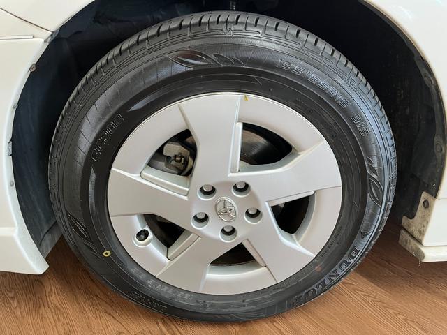 プリウス Ｇ　Ｇ＿エアロパーツ＿純正ＨＤＤナビ／バックモニター／ＣＤ＿ビルトインＥＴＣ　ステアリングスイッチ　オートライト　スマートキー　純正アルミホイール　電動格納ミラー　トノカバー（43枚目）