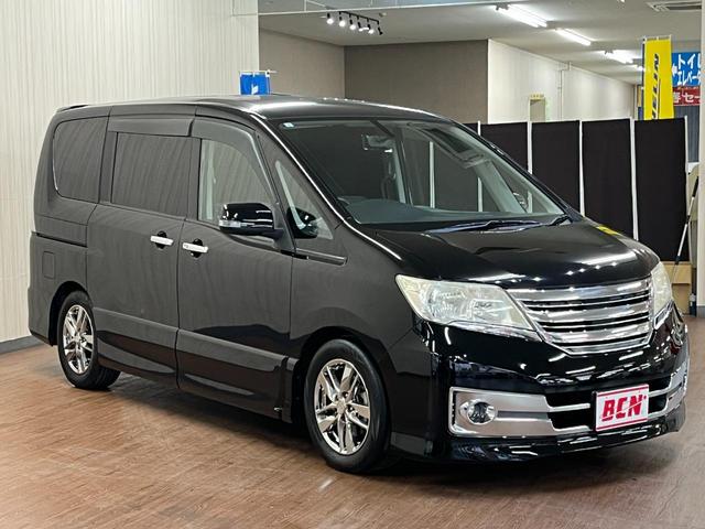 セレナ ライダー　ライダ－＿純正ナビ／フルセグＴＶ／バックモニタ－＿両側パワースライドドア　ＥＴＣ　ステアリングリモコン　社外アルミホイール（ＡＵＴＥＣＨ）　ＨＩＤヘッドライト／フォグランプ　スマートキー（4枚目）