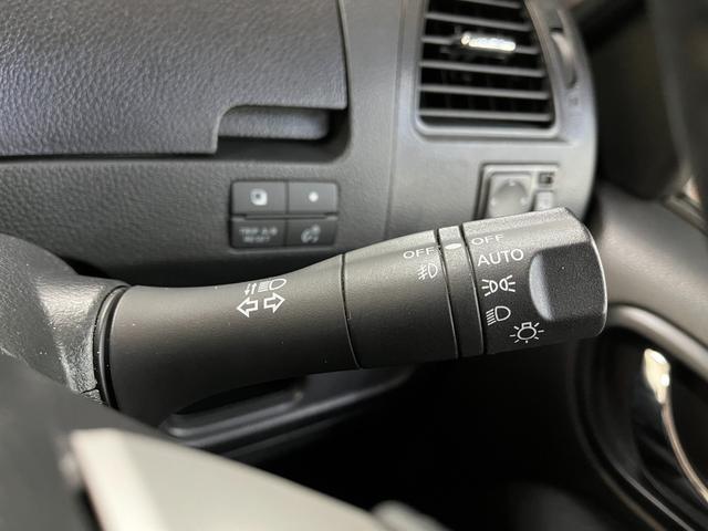 セレナ ライダー　ライダ－＿純正ナビ／フルセグＴＶ／バックモニタ－＿両側パワースライドドア　ＥＴＣ　ステアリングリモコン　社外アルミホイール（ＡＵＴＥＣＨ）　ＨＩＤヘッドライト／フォグランプ　スマートキー（17枚目）