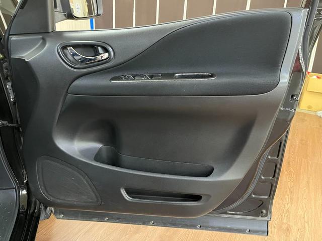 セレナ ライダー　ライダ－＿純正ナビ／フルセグＴＶ／バックモニタ－＿両側パワースライドドア　ＥＴＣ　ステアリングリモコン　社外アルミホイール（ＡＵＴＥＣＨ）　ＨＩＤヘッドライト／フォグランプ　スマートキー（42枚目）