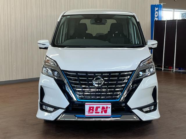 セレナ ｅ－パワー　ハイウェイスターＶ　ｅパワーハイウェイスターＶ＿ツインモニタ－＿プロパイロッド　ステアリングリモコン　スマートキー　純正アルミホイール　ＬＥＤヘッドライト　クルーズコントロール　両側パワースライドドア（2枚目）