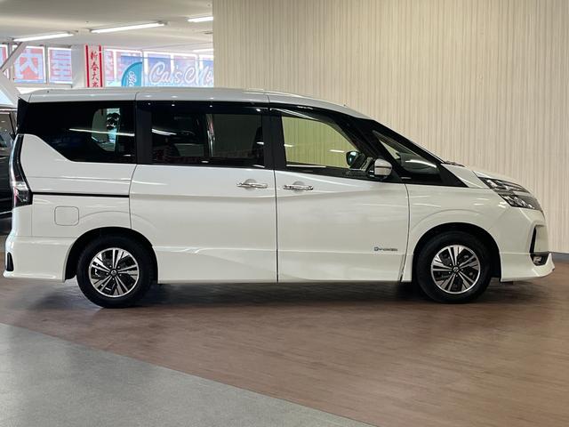 セレナ ｅ－パワー　ハイウェイスターＶ　ｅパワーハイウェイスターＶ＿ツインモニタ－＿プロパイロッド　ステアリングリモコン　スマートキー　純正アルミホイール　ＬＥＤヘッドライト　クルーズコントロール　両側パワースライドドア（9枚目）