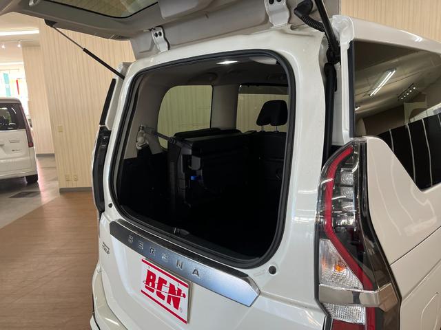 セレナ ｅ－パワー　ハイウェイスターＶ　ｅパワーハイウェイスターＶ＿ツインモニタ－＿プロパイロッド　ステアリングリモコン　スマートキー　純正アルミホイール　ＬＥＤヘッドライト　クルーズコントロール　両側パワースライドドア（40枚目）