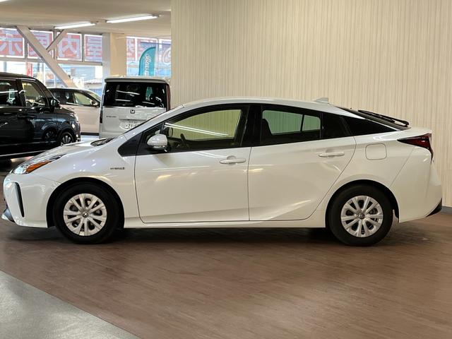 プリウス Ｓ　Ｓ＿純正ナビ／ワンセグＴＶ／バックモニタ－／ｂｌｕｅｔｏｏｔｈ＿ＥＴＣ＿クルーズコントロール＿トヨタセーフティセンス　ステアリングリモコン　純正アルミホイール　ＬＥＤヘッドライト　スマートキー（4枚目）