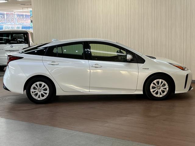 プリウス Ｓ　Ｓ＿純正ナビ／ワンセグＴＶ／バックモニタ－／ｂｌｕｅｔｏｏｔｈ＿ＥＴＣ＿クルーズコントロール＿トヨタセーフティセンス　ステアリングリモコン　純正アルミホイール　ＬＥＤヘッドライト　スマートキー（8枚目）