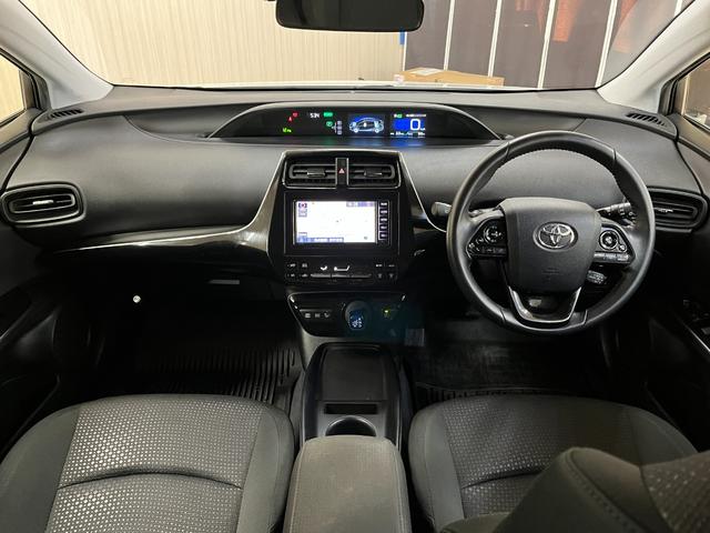 プリウス Ｓ　Ｓ＿純正ナビ／ワンセグＴＶ／バックモニタ－／ｂｌｕｅｔｏｏｔｈ＿ＥＴＣ＿クルーズコントロール＿トヨタセーフティセンス　ステアリングリモコン　純正アルミホイール　ＬＥＤヘッドライト　スマートキー（9枚目）
