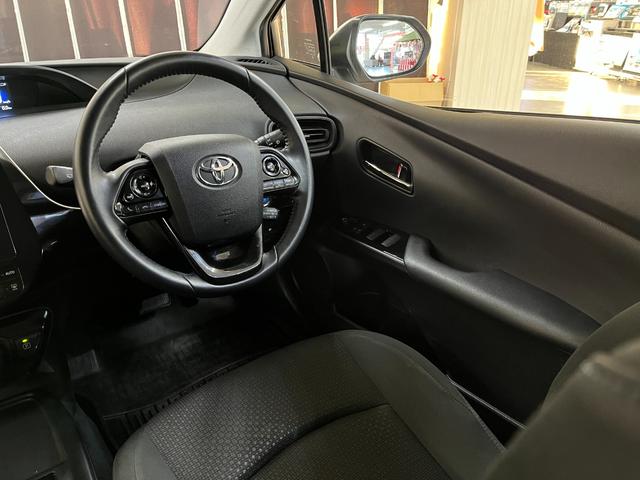 プリウス Ｓ　Ｓ＿純正ナビ／ワンセグＴＶ／バックモニタ－／ｂｌｕｅｔｏｏｔｈ＿ＥＴＣ＿クルーズコントロール＿トヨタセーフティセンス　ステアリングリモコン　純正アルミホイール　ＬＥＤヘッドライト　スマートキー（12枚目）