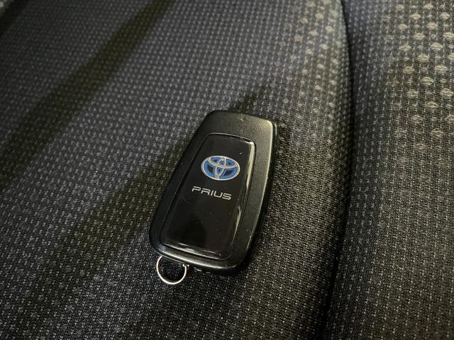 プリウス Ｓ　Ｓ＿純正ナビ／ワンセグＴＶ／バックモニタ－／ｂｌｕｅｔｏｏｔｈ＿ＥＴＣ＿クルーズコントロール＿トヨタセーフティセンス　ステアリングリモコン　純正アルミホイール　ＬＥＤヘッドライト　スマートキー（47枚目）