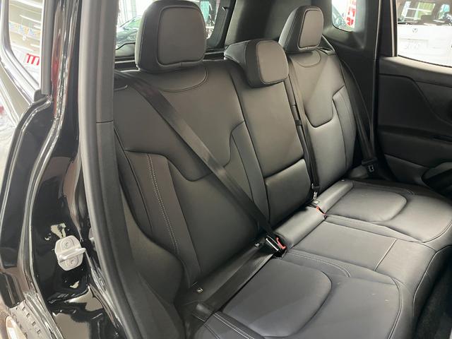 ジープ・レネゲード リミテッド　レネケードリミテッド＿純正ナビ／バックモニタ－＿ＥＴＣ　レザ－シート　純正アルミホイール　プッシュスタート　スマートキー　レーダークルーズ　ステアリングリモコン　ＬＥＤヘッドライト（32枚目）