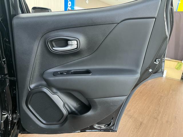 ジープ・レネゲード リミテッド　レネケードリミテッド＿純正ナビ／バックモニタ－＿ＥＴＣ　レザ－シート　純正アルミホイール　プッシュスタート　スマートキー　レーダークルーズ　ステアリングリモコン　ＬＥＤヘッドライト（40枚目）