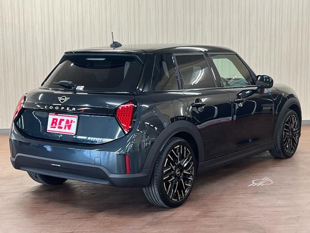 ＭＩＮＩ クーパーＳ　クーパーＳ＿純正ナビ／全方位モニタ－＿ルームミラ－ＥＴＣ　純正アルミ　ドライブレコーダー　ステアリングリモコン　スマートキー　ＬＥＤヘッドライト　前席シートヒーター　レーダークルーズ　電動格納ミラー（5枚目）