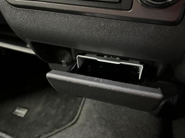 ハイエースバン 　ロングスーパーＧＬダークプライムＩＩ　社外ナビ／フルセグＴＶ／Ｂｌｕｅｔｏｏｔｈ／バックモニター　フリップダウンモニター　ステアリングリモコン　両側パワースライドドア　スマートキー　ＬＥＤヘッドライト（32枚目）