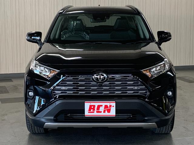 ＲＡＶ４ Ｇ　Ｚパッケージ　新車未登録　パノラマムーンルーフ　パノラミックビューモニター　９インチディスプレイオーディオ　ハンズフリーパワーバックドア　置くだけ充電　Ｂｌｕｅｔｏｏｔｈ接続可　ＥＴＣ２．０　純正アルミホイール（3枚目）