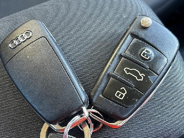 Ａ１ アドマイアードプラスリミテッド　禁煙車・純正ナビ・フルセグＴＶ・Ｂｌｕｅｔｏｏｔｈ・ＤＶＤ再生・１７インチアルミホイール・ＨＩＤヘッドライト・フォグランプ・バックフォグランプ・キーフリー・プッシュスタート・オートライト（15枚目）