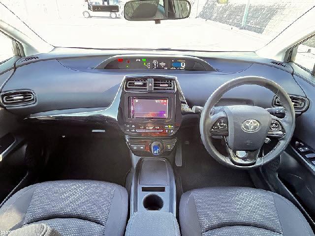 プリウス Ｓ　禁煙車・衝突軽減ブレーキ・Ｂｌｕｅｔｏｏｔｈ・バックカメラ・ＬＥＤヘッドライト・オートハイビーム・パーキングソナー・キーフリー・アルミホイール・ＤＶＤ再生（6枚目）