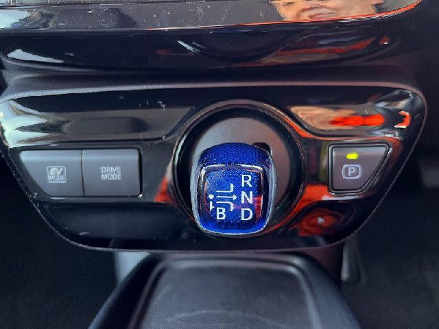 プリウス Ｓ　禁煙車・衝突軽減ブレーキ・Ｂｌｕｅｔｏｏｔｈ・バックカメラ・ＬＥＤヘッドライト・オートハイビーム・パーキングソナー・キーフリー・アルミホイール・ＤＶＤ再生（23枚目）