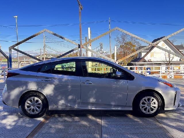 プリウス Ｓ　禁煙車・衝突軽減ブレーキ・Ｂｌｕｅｔｏｏｔｈ・バックカメラ・ＬＥＤヘッドライト・オートハイビーム・パーキングソナー・キーフリー・アルミホイール・ＤＶＤ再生（33枚目）