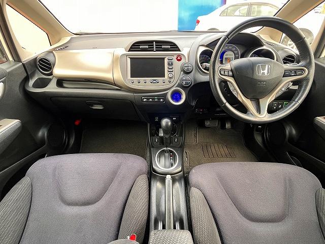 フィットハイブリッド ナビプレミアムセレクション ハイブリッドナビプレミアムセレクション スカイルーフ ETC HIDヘッドライト 前後シートヒーター パドルシフト 横滑り防止機能 DVD パーキングセンサー ステアリングリモコン クルコン(3枚目)