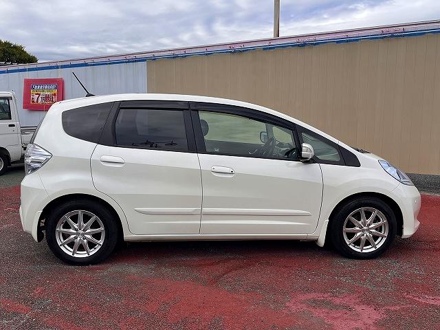 フィットハイブリッド ナビプレミアムセレクション ハイブリッドナビプレミアムセレクション スカイルーフ ETC HIDヘッドライト 前後シートヒーター パドルシフト 横滑り防止機能 DVD パーキングセンサー ステアリングリモコン クルコン(16枚目)