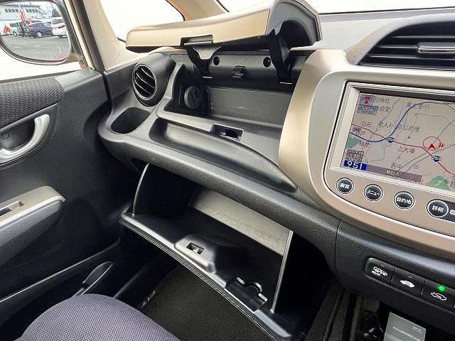 フィットハイブリッド ナビプレミアムセレクション ハイブリッドナビプレミアムセレクション スカイルーフ ETC HIDヘッドライト 前後シートヒーター パドルシフト 横滑り防止機能 DVD パーキングセンサー ステアリングリモコン クルコン(22枚目)