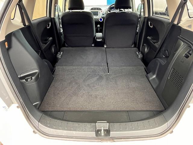 フィットハイブリッド ナビプレミアムセレクション ハイブリッドナビプレミアムセレクション スカイルーフ ETC HIDヘッドライト 前後シートヒーター パドルシフト 横滑り防止機能 DVD パーキングセンサー ステアリングリモコン クルコン(24枚目)